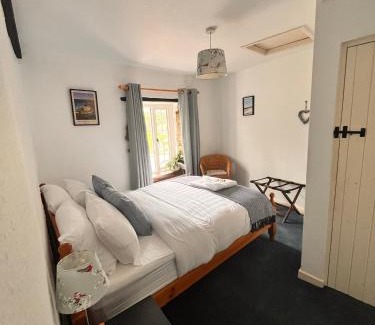West Buckland House | Cozy Retreat at The Snuggery Cottage - 4-Star Getaway