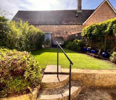 West Buckland House | Cozy Retreat at The Snuggery Cottage - 4-Star Getaway