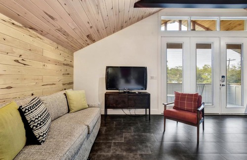 South River City Apartment | Delightful SoCo Studio by Lodgewell - Pet-Friendly Retreat