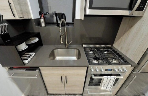 SoHo Apartment | Stylish Soho Flat with Kitchen & Breakfast Benefits