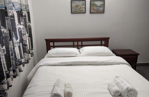 Peermade House | Experience The Solitude: Family-Friendly with Breakfast Included