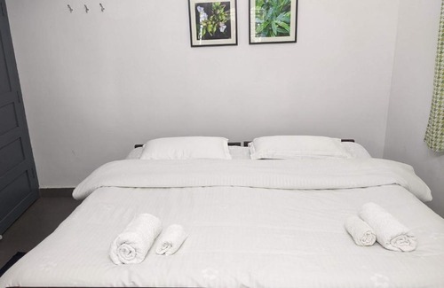 Peermade House | Experience The Solitude: Family-Friendly with Breakfast Included