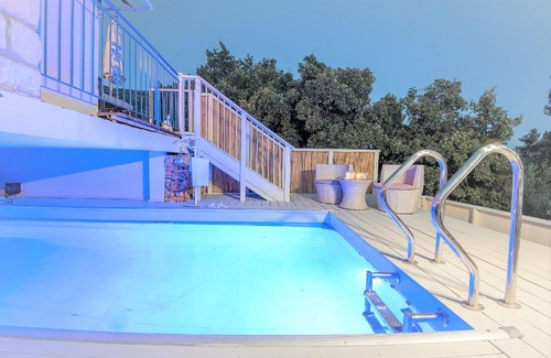 Amirim Bed & Breakfast | Relax at The Sound Of The Flute: Pool and Hot Tub Oasis