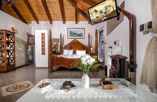Amirim Bed & Breakfast | Relax at The Sound Of The Flute: Pool and Hot Tub Oasis