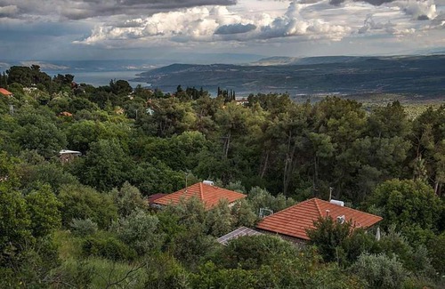 Amirim Bed & Breakfast | Relax at The Sound Of The Flute: Pool and Hot Tub Oasis