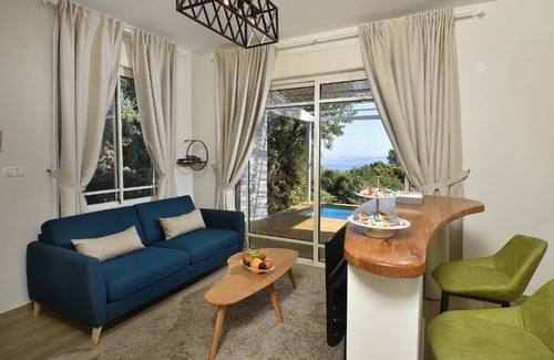 Amirim Bed & Breakfast | Relax at The Sound Of The Flute: Pool and Hot Tub Oasis