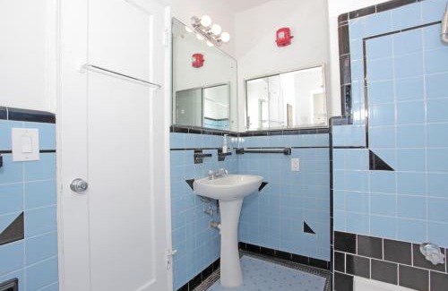West Avenue House | Ideal South Beach Party House for Large Groups - Walk Everywhere!