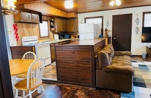Port Mansfield Cabin | Cozy South Shore Casita: Pet-Friendly Cabin Retreat