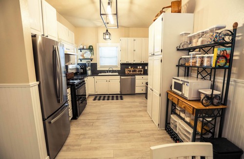 Goldthwaite House | The Southern Breeze Bungalow- a great spot in serene Goldthwaite with AC, WiFi
