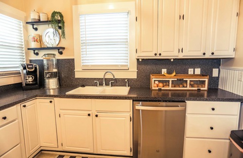 Goldthwaite House | The Southern Breeze Bungalow- a great spot in serene Goldthwaite with AC, WiFi