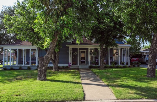 Goldthwaite House | The Southern Breeze Bungalow- a great spot in serene Goldthwaite with AC, WiFi