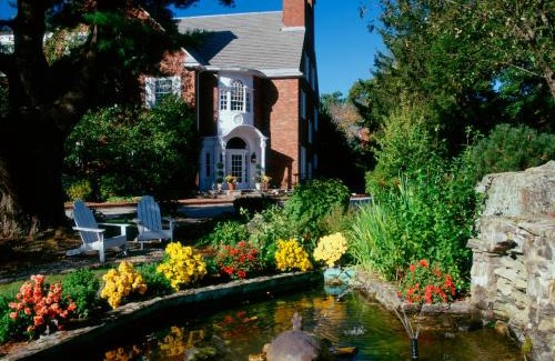 Norwich Hotel | Indulge at The Spa at Norwich Inn: Pool, Hot Tub & Family Fun