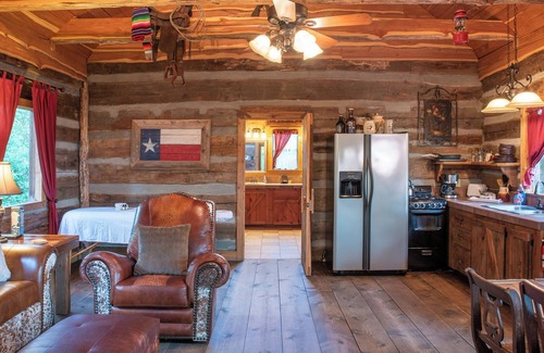 Brenham Cabin | The Spa Vista Private Log Cabin at Scenic Hill Retreat with Hot Tub and Moon Tower