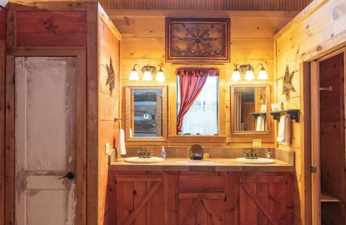 Brenham Cabin | The Spa Vista Private Log Cabin at Scenic Hill Retreat with Hot Tub and Moon Tower
