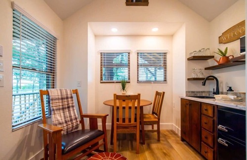 Elm Mott RV Rental | Discover The Sparrow Treehouse: Steps from Magnolia & Baylor