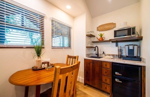 Elm Mott RV Rental | Discover The Sparrow Treehouse: Steps from Magnolia & Baylor