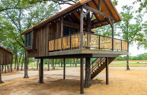 Elm Mott RV Rental | Discover The Sparrow Treehouse: Steps from Magnolia & Baylor
