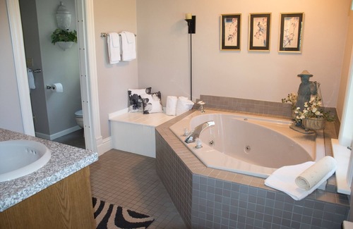 Madison House | Exceptional The Speckled Hen Inn B&B: Rated 9.8/10, Breakfast Included