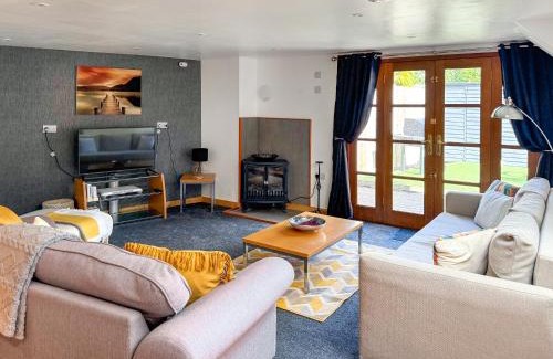 Carterton House | Discover The Spinney: Pet & Child-Friendly Retreat