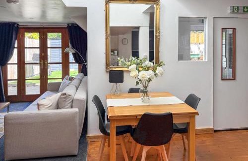 Carterton House | Discover The Spinney: Pet & Child-Friendly Retreat