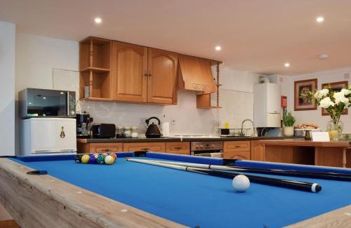 Carterton House | Discover The Spinney: Pet & Child-Friendly Retreat