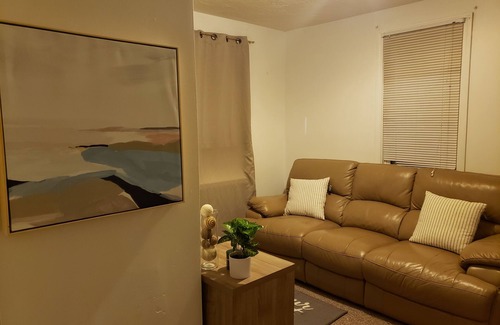 West End Apartment | Stay at The Spot: Family-Friendly with Breakfast & Kitchen