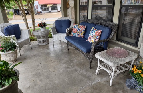 Hardy House | Guest Rated 10/10: Stay at Spring River Stonehouse Inn