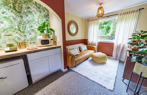 New Ashford Hotel | Experience Comfort at The Springs Motel with Pool & Breakfast