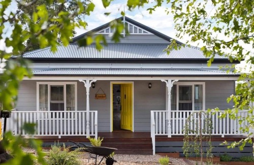 Hepburn Springs House | Discover The Springs Retreat: Rated 10/10 with Spa & Breakfast