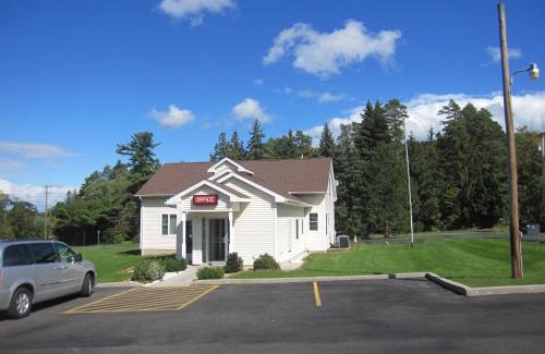 Etna Hotel | Welcoming Embassy Inn Motel Ithaca - Perfect for Families & Pets