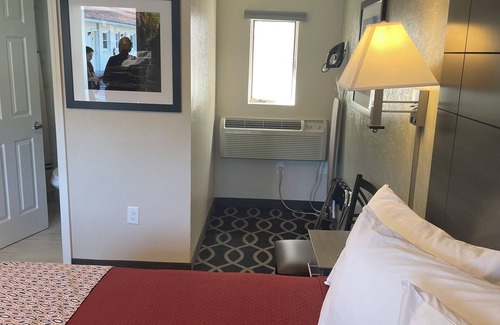 Etna Hotel | Budget-Friendly Embassy Inn Motel with Breakfast Included