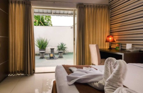 Siwalankerto Hotel | Relax at The Square: Pools, Spa & Family-Friendly Fun