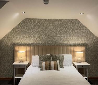 Kintore Hotel | Family-Friendly Stay at The Square Kintore with Breakfast