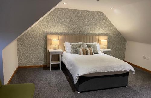Kintore Hotel | Family-Friendly Stay at The Square Kintore with Breakfast