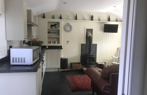 Stourbridge Cabin | Relaxing Retreat at The Stable with Spa & Breakfast