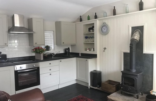 Stourbridge Cabin | Relaxing Retreat at The Stable with Spa & Breakfast