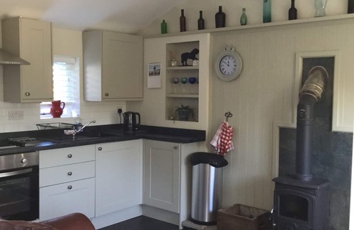 Stourbridge Cabin | Relaxing Retreat at The Stable with Spa & Breakfast