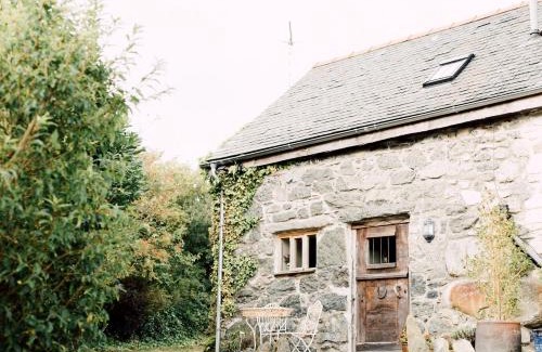 Cwmtirmynach Apartment | Discover The Stable at Ty Beic: Pet-Friendly Retreat