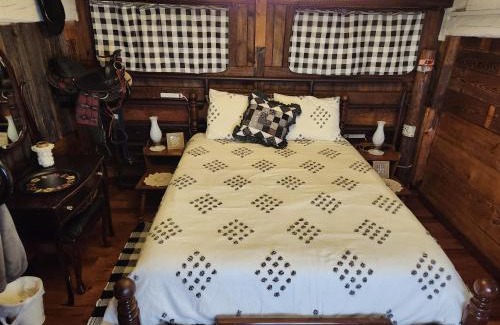Fredonia House | Discover The Stable at Windmill Ridge Farm with Hot Tub