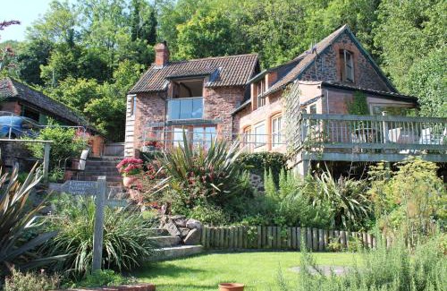 Porlock Weir House | Cozy Retreat at The Stable Block, Porlock Weir - Pet Friendly