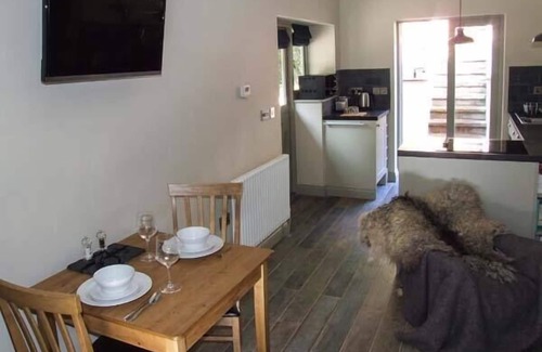 Ross-on-Wye Cottage | Relaxing Getaway at The Stable with Hot Tub in Deepdean