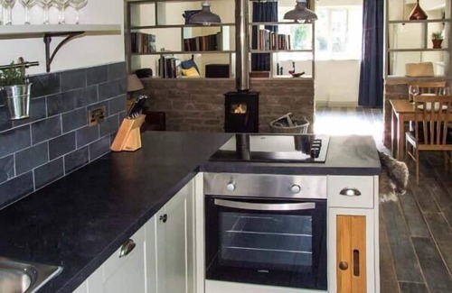 Ross-on-Wye Cottage | Relaxing Getaway at The Stable with Hot Tub in Deepdean
