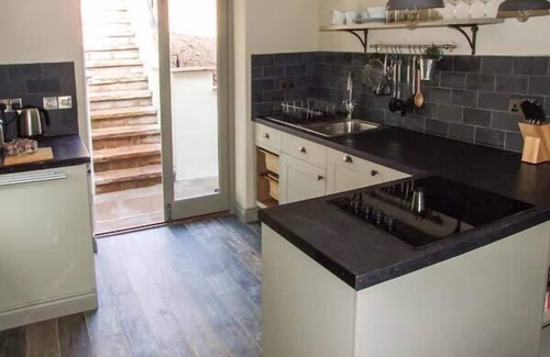 Ross-on-Wye Cottage | Relaxing Getaway at The Stable with Hot Tub in Deepdean