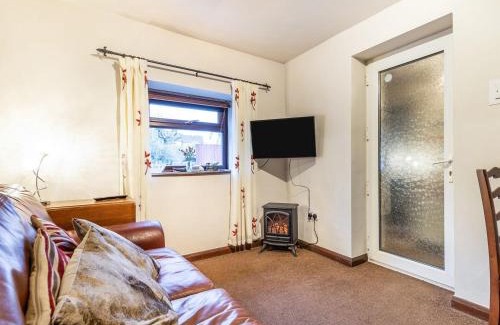 Birchover House | Pet-Friendly Getaway at The Stable with Kitchen Access