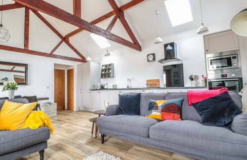 Berkeley Cottage | Cozy THE STABLE: Pet-Friendly Retreat with Open Fire