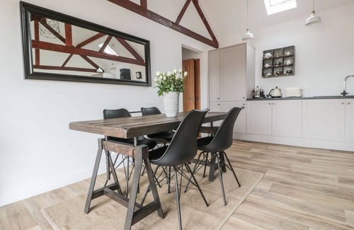 Berkeley Cottage | Cozy THE STABLE: Pet-Friendly Retreat with Open Fire