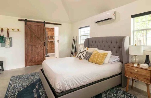 Red Rock Apartment | Stylish Studio Retreat with Family & Pet-Friendly Amenities