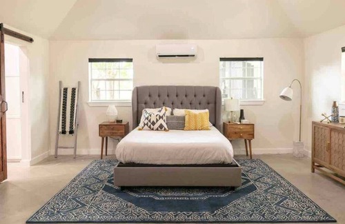 Red Rock Apartment | Stylish Studio Retreat with Family & Pet-Friendly Amenities