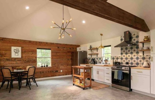 Red Rock Apartment | Stylish Studio Retreat with Family & Pet-Friendly Amenities