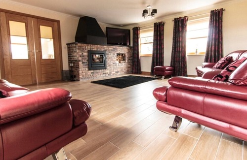 Dunfermline Cottage | The Stables. 5 star, 3 bedrooms